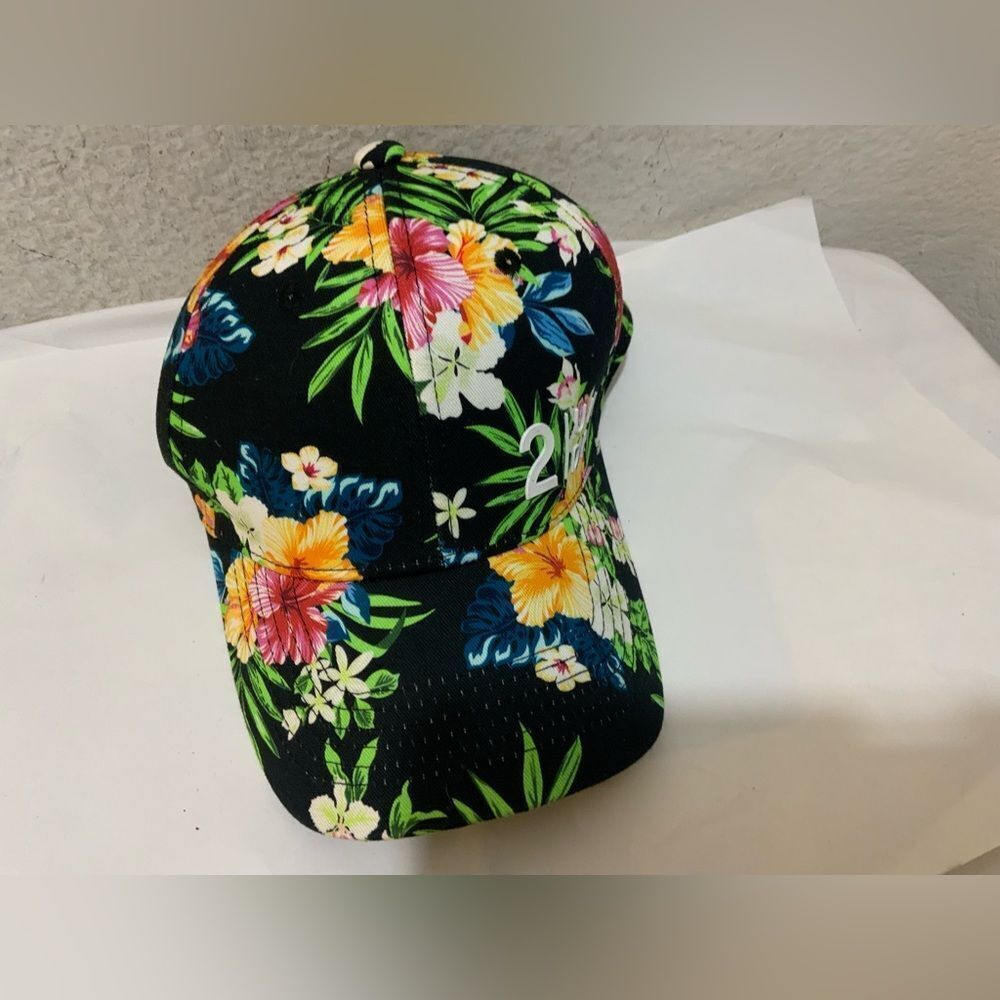 2 UNDR Hat multicolor flowers New